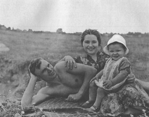 Ю. Гагарин вместе с семьей выехал к новому месту работы