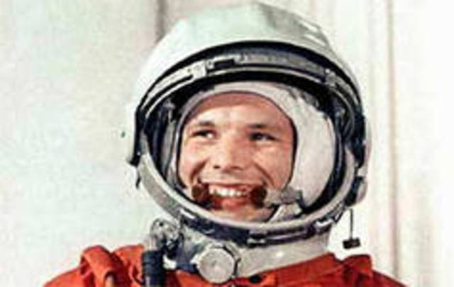 Старт космического корабля "Восток" с пилотом -  космонавтом Ю.А.Гагариным.