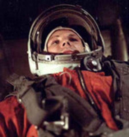 Запуск первого в мире космического корабля с человеком на борту