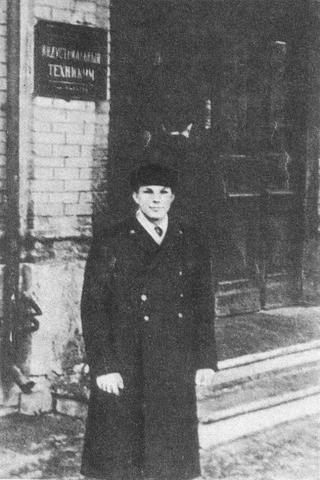 В 1951 году Юрий Гагарин поступил в Саратовский индустриальный техникум