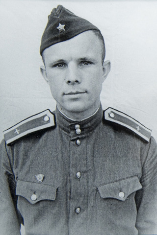 В 1955 году Гагарин был призван в армию и отправлен в Чкалов, в 1-е военно-авиационное училище лётчиков имени К. Е. Ворошилова.