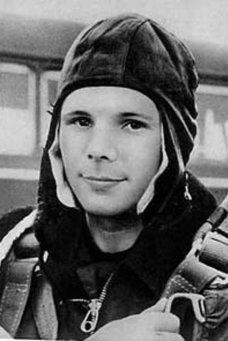 Поступление Гагарина в Саратовский аэроклуб.