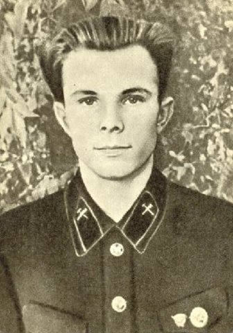 Закончил с отличием Саратовский индустриалный техникум