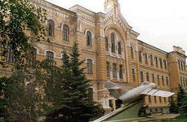 Гагарин окончил военное училище с отличием.