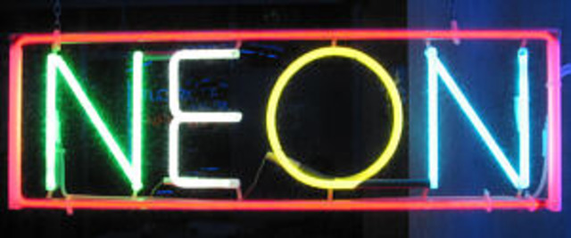 ΟΙ ΠΡΩΤΕΣ ΕΠΙΓΡΑΦΕΣ ΝΕΟΝ