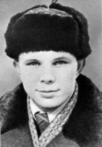 Юрий Гагарин впервые пришел в Саратовский аэроклуб.