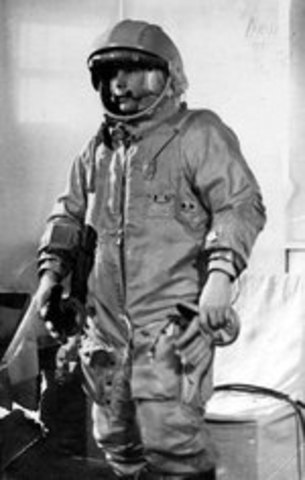 Гагарин написал заявление с просьбой зачислить его в группу кандидатов в космонавты.