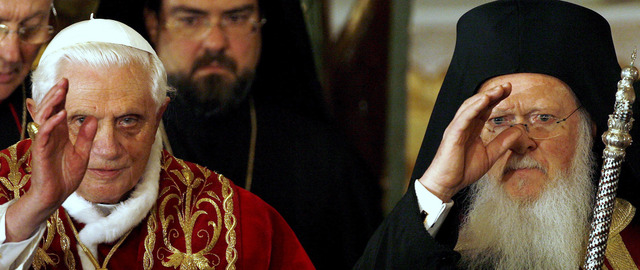 Pope mends fences in Mecca