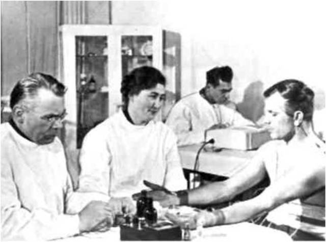 Гагарин написал рапорт с просьбой зачислить его в группу кандидатов в космоновты