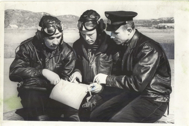 после окончания военно-авиационного учищица летчиков служил вблизи г.Мурманска