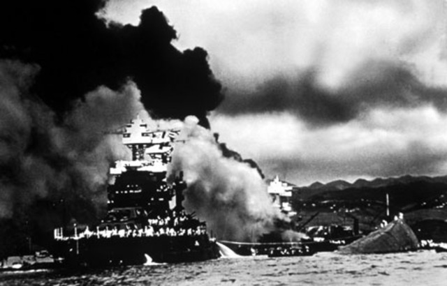 Japan anfaller USAs flotta.