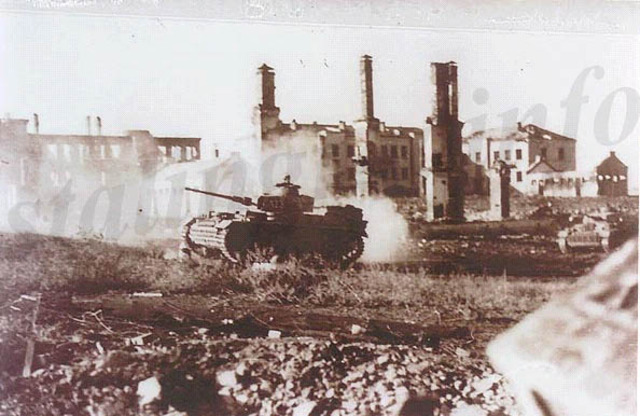 Tyskland invarderar Stalingrad.