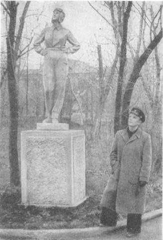 25 октября 1954 года, будучи на четвертом курсе техникума, впервые пришёл он в Саратовский аэроклуб.