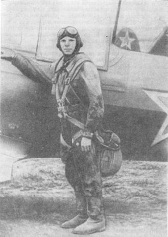 В 1955 году совершил первый самостоятельный полёт на самолёте «Як-18».