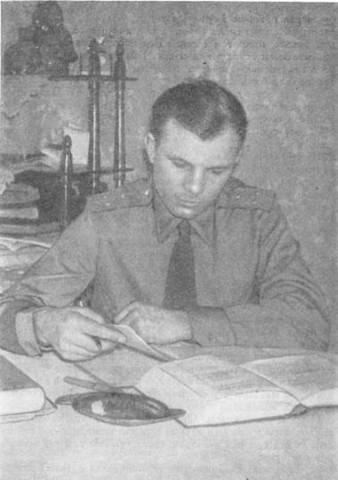 9 декабря 1959 года Гагарин написал заявление с просьбой зачислить его в группу кандидатов в космонавты.