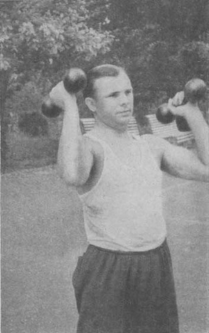 3 марта 1960 года приказом Главнокомандующего ВВС Константина Андреевича Вершинина зачислен в группу кандидатов в космонавты