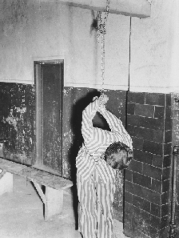 Montatore chained up Fortunato to the wall.