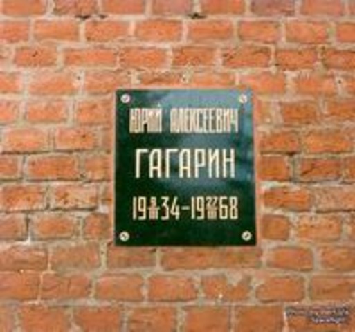 Ю.Гагарин похоронен у Кремлёвской стены
