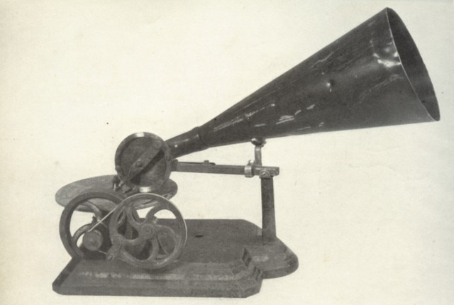 Emile Berliner patented a more practical solution in 1887 with his gramophone.