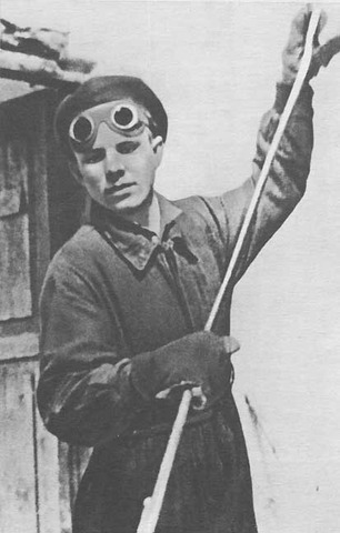 седьмой класс которой окончил в мае 1951 года, а в июне окончил с отличием училище по специальности формовщик-литейщик[