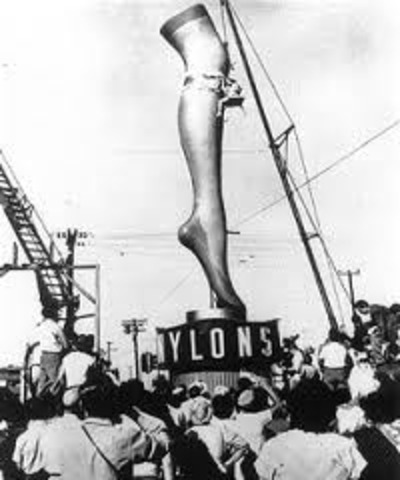 Wallace Carothers Discovers Neoprene and Nylon