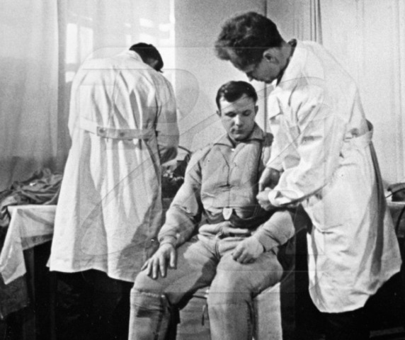 Гагарин написал заявление с просьбой зачислить его в группу кандидатов в космонавты