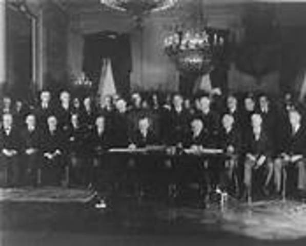 US Signs the Kellog-Briand Pact