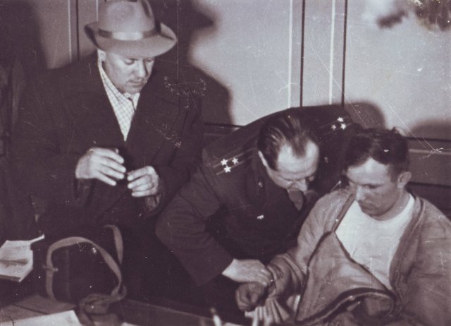 Гагарин приступил к тренировкам для подготовки к полёту на космическом корабле.