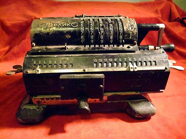 Паскаль создал первую счетную машинку