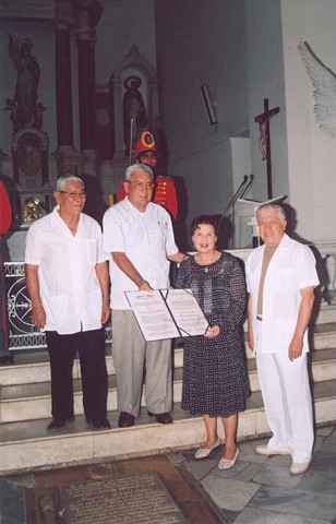 OTORGAN MEDALLA SIMON RODRIGUEZ A FUNDADORES DE LA UNIVERSIDAD