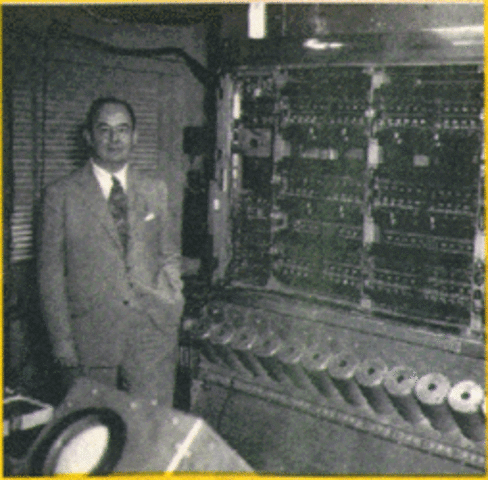 Von Neumann, junto con Herman Goldstine, terminan de construir, en el Instituto de Estudios Avanzados de Princeton (IAS - Institute of Advanced Studies)