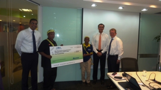 Terima Cek Untuk Skim Pinjaman Kecil KPK