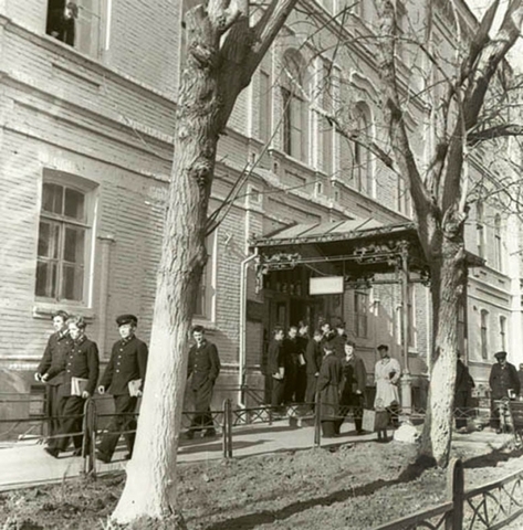 поступил в Люберецкое ремесленное училище