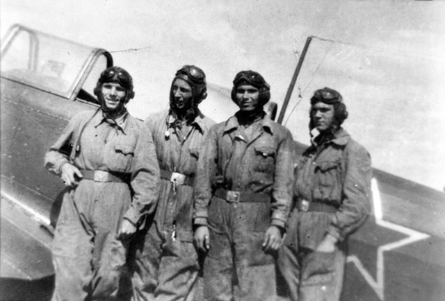 записался в Саратовский аэроклуб