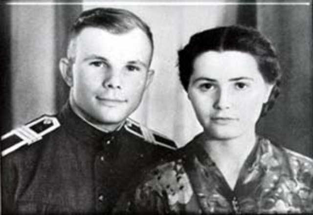 женился на Валентине Ивановне Горячевой