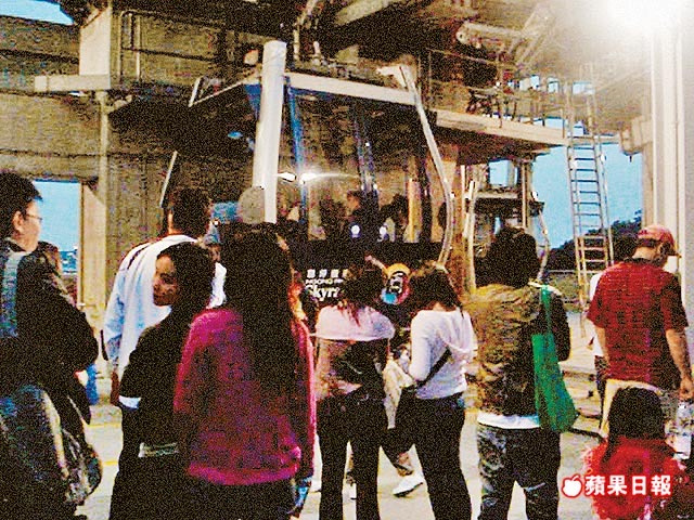 2:49PM 纜車停止服務，作出停止上客的指示，