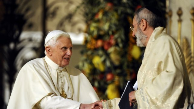 Realiza el primer viaje fuera de Italia