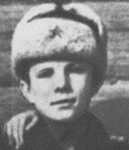 Окончил Гжатскую среднюю  школу