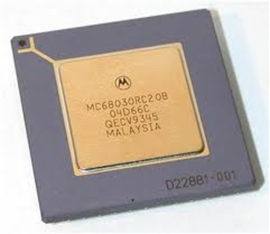 Motorola desarrolló el microprocesador 68030.