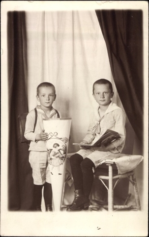 Schulanfang.  Friedrichs Schultuete war viel groesser, als die des ich-erzaehlers.