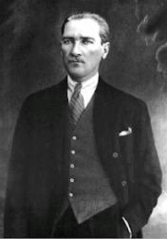 Mustafa Kemal Transforms Turkey Into a Republic