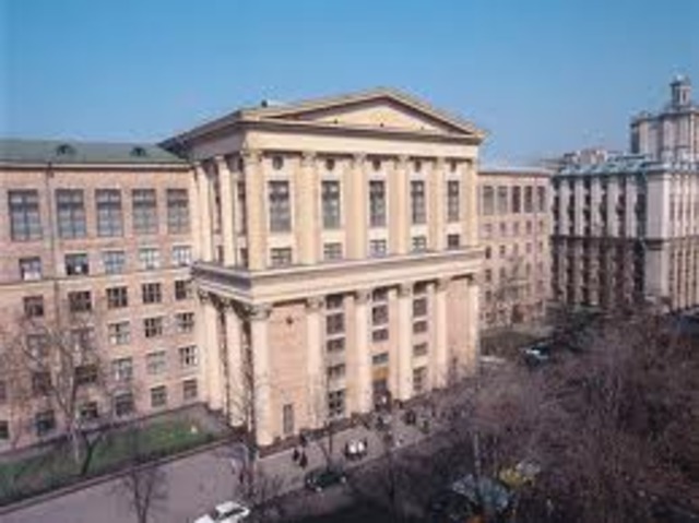 Decide  Ingresar a la Universidad Popular Shaniavsky