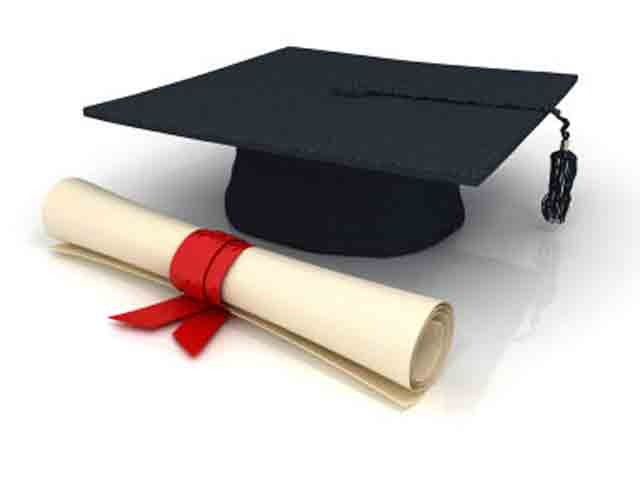 Se graduó simultáneamente de las 2 universidades