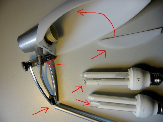 Ohne Arbeit, Friederich und Vater reparieren Lampe