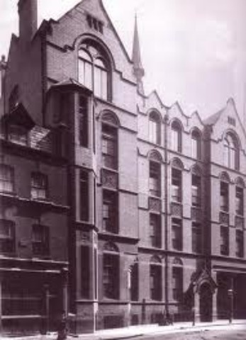 The German government closes all Jewish schools.