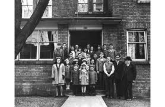 The German government closes all Jewish schools.