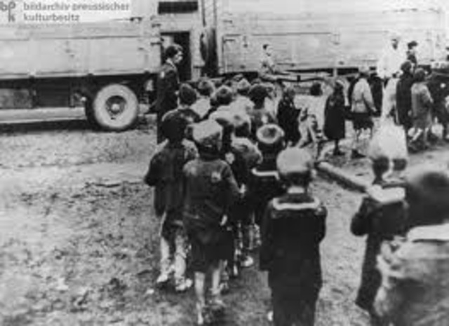 Seven thousand one hundred ninety-six Jews are deported from the Lódz ghetto to Chelmno where they are killed.