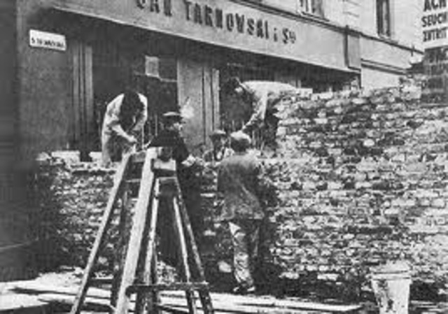 The Warsaw ghetto is established.