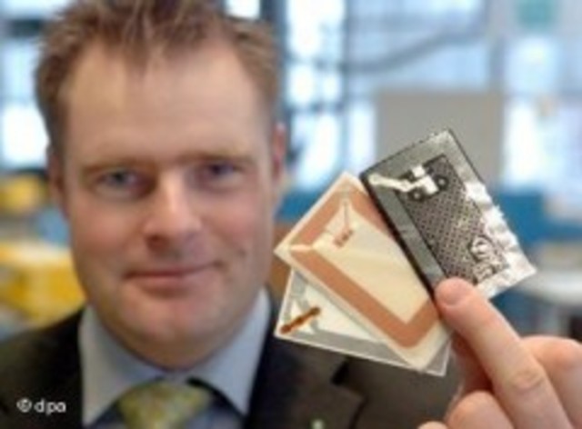 Tercer compañia mundial en desarrollar chip de memoria de 64 kb DRAM