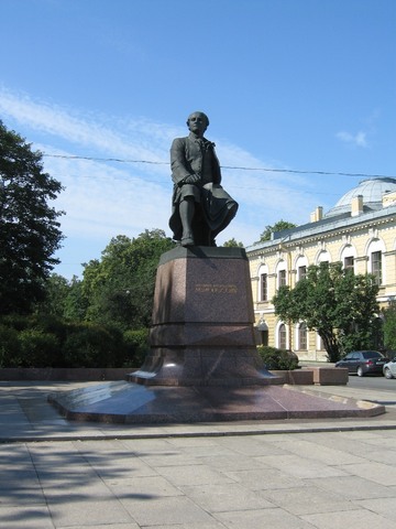 Памятник Ломоносову Михаилу Васильевичу около Университета в Санкт-Петербурге